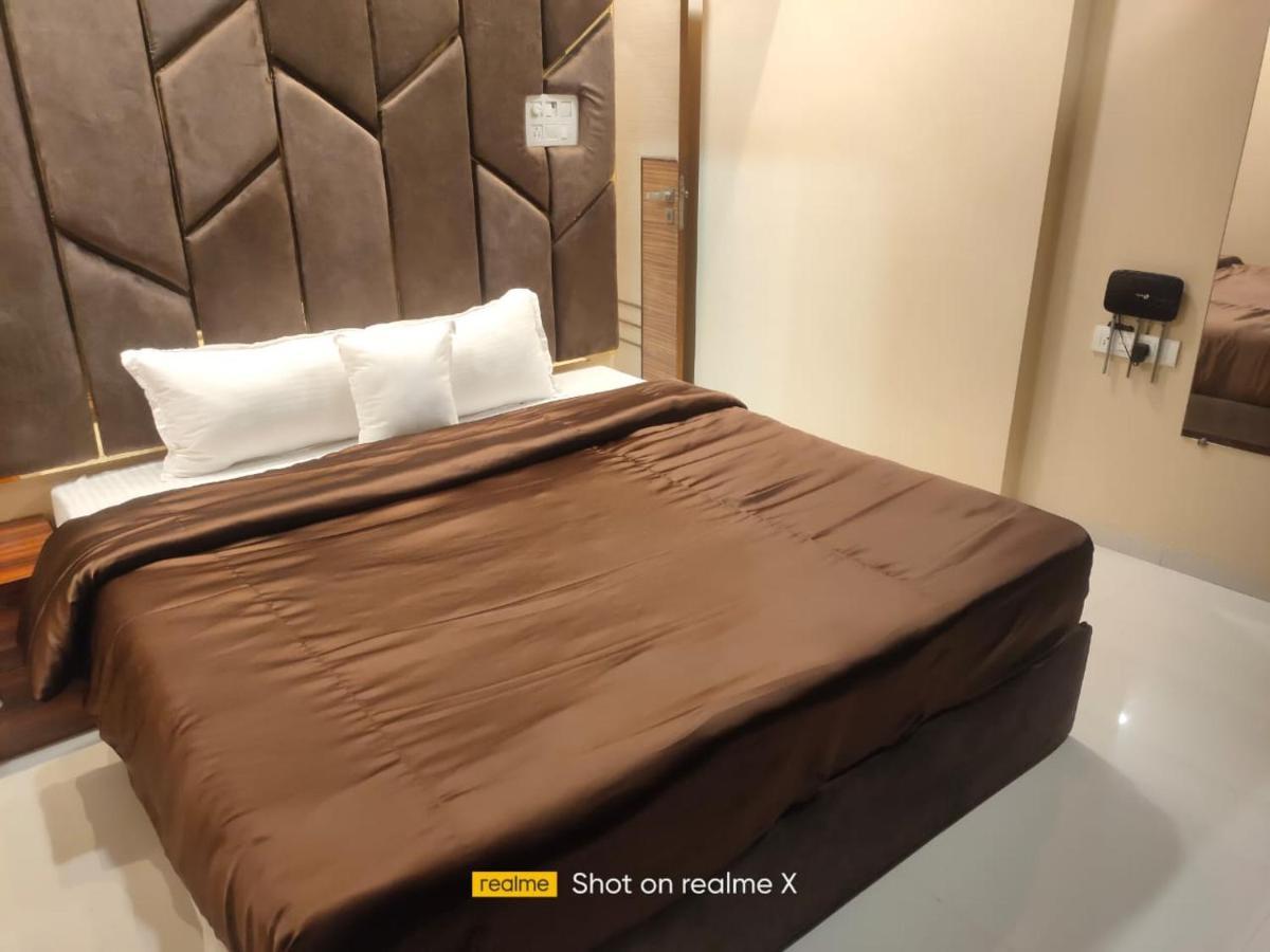 Osi Apartments Bandra West Мумбаи Экстерьер фото